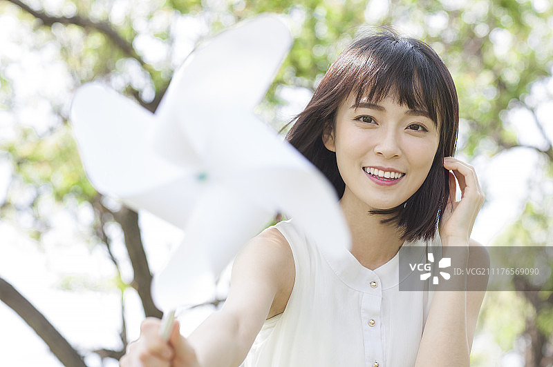 拿着风车的年轻女人图片素材