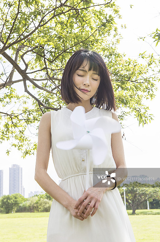 拿着风车的年轻女人图片素材