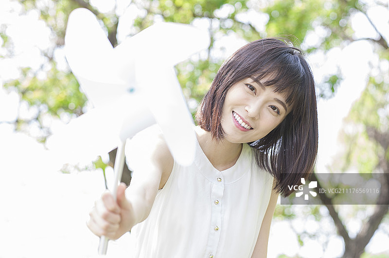 拿着风车的年轻女人图片素材