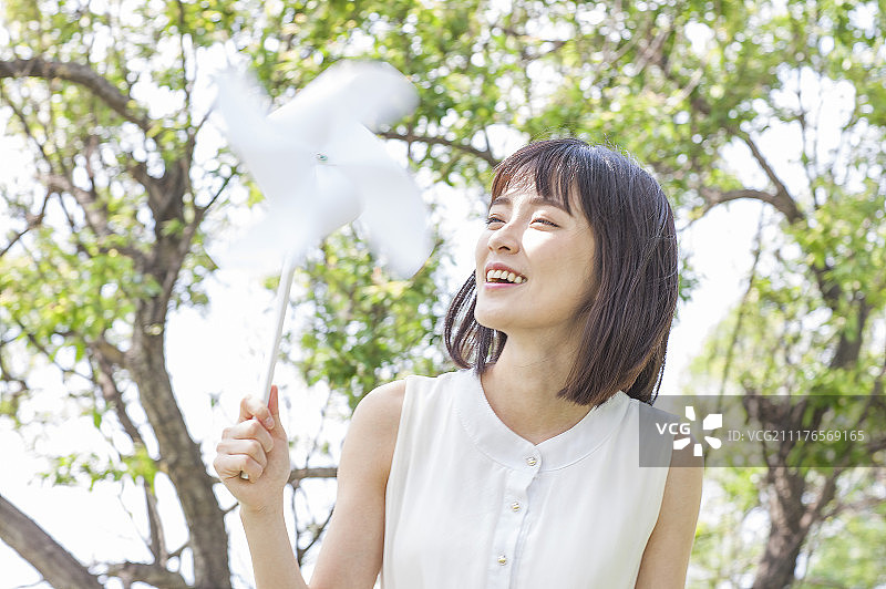 拿着风车的年轻女人图片素材