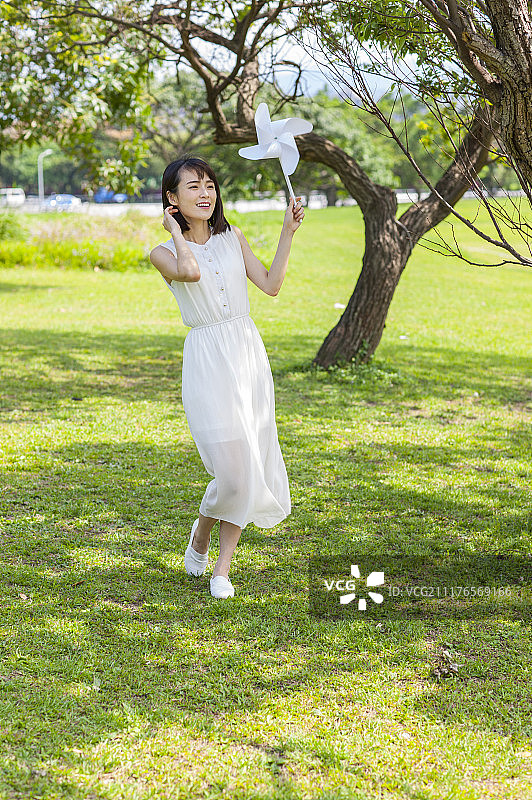 拿着风车的年轻女人图片素材