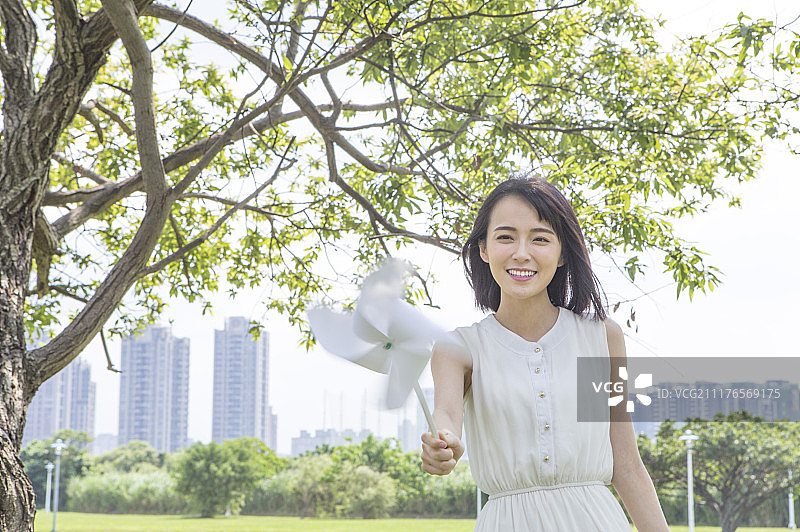 拿着风车的年轻女人图片素材