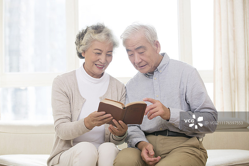 老年夫妇在家一起看书图片素材