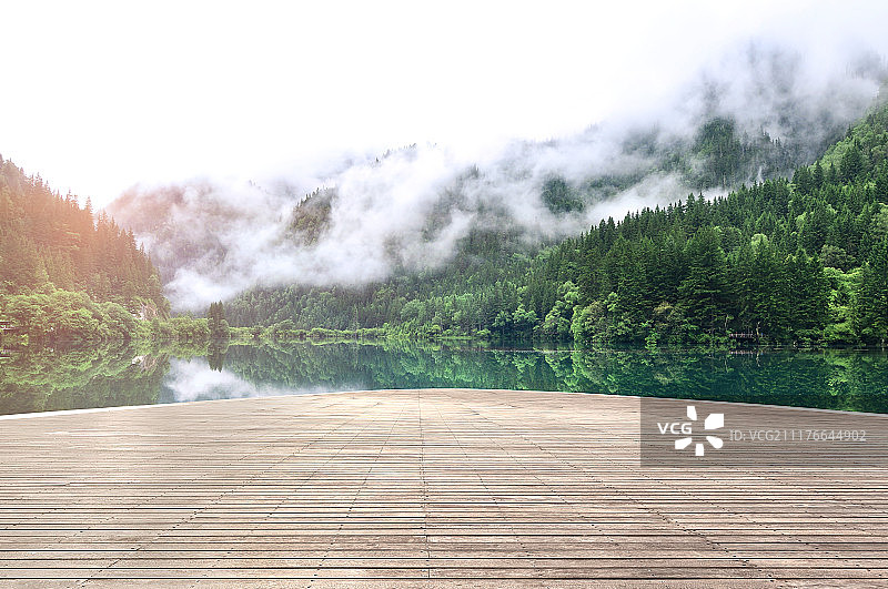 宁静自然风光背景中的木质空旷平台图片素材