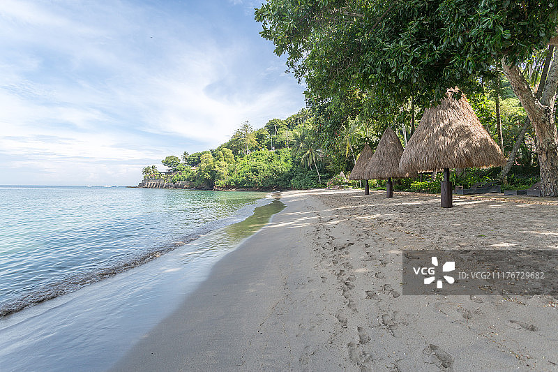 印度尼西亚龙目岛沙滩草屋图片素材