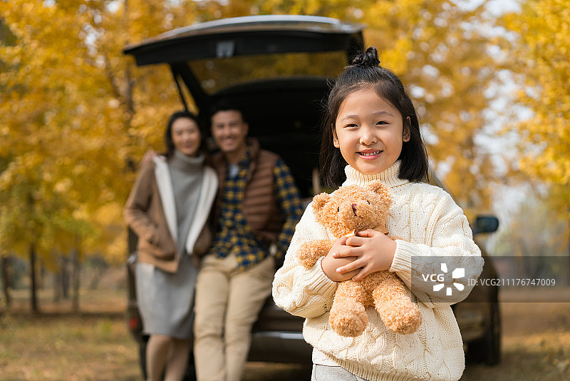 快乐的一家三口自驾旅行图片素材