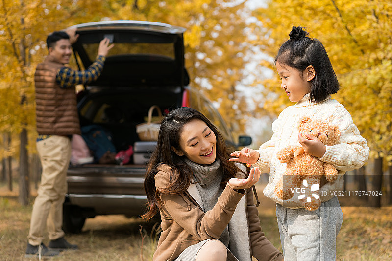 快乐的一家三口自驾旅行图片素材