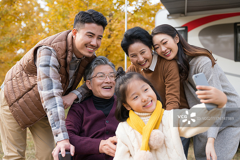 快乐的一家五口自驾旅行图片素材