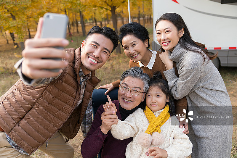 快乐的一家五口自驾旅行图片素材