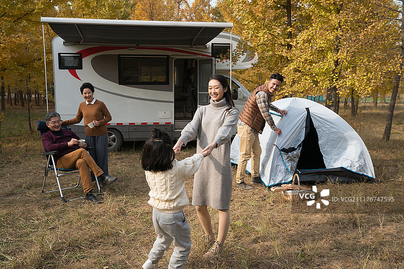 快乐的一家五口自驾旅行图片素材