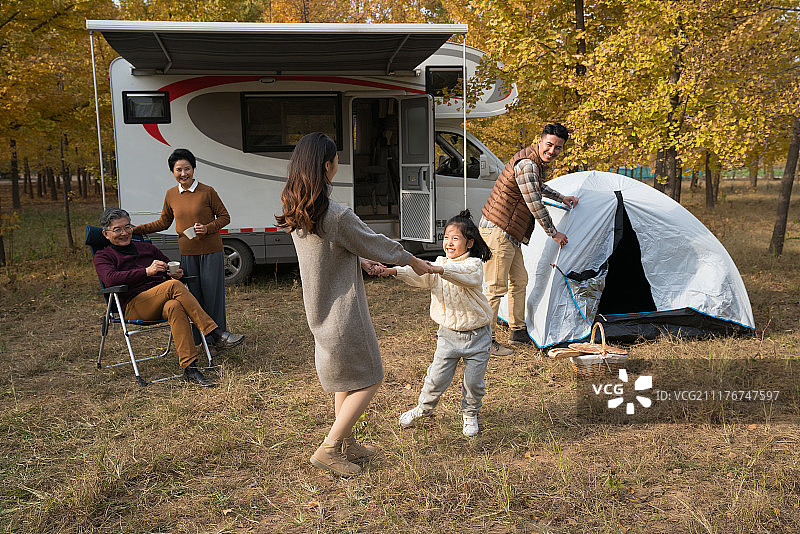 快乐的一家五口自驾旅行图片素材