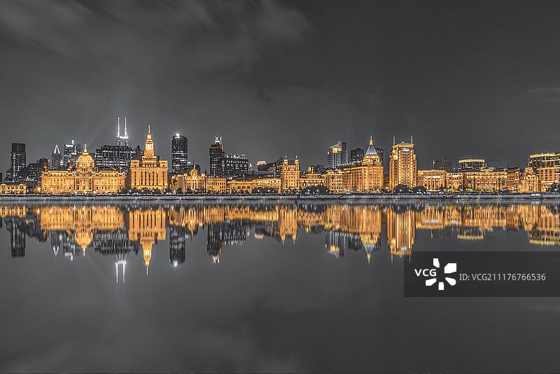 华灯初上的上海建筑群图片素材