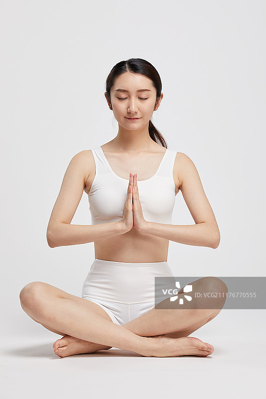 年轻女性做瑜伽图片素材