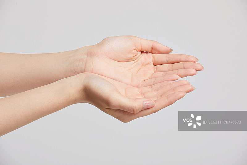 年轻女性的手部特写图片素材