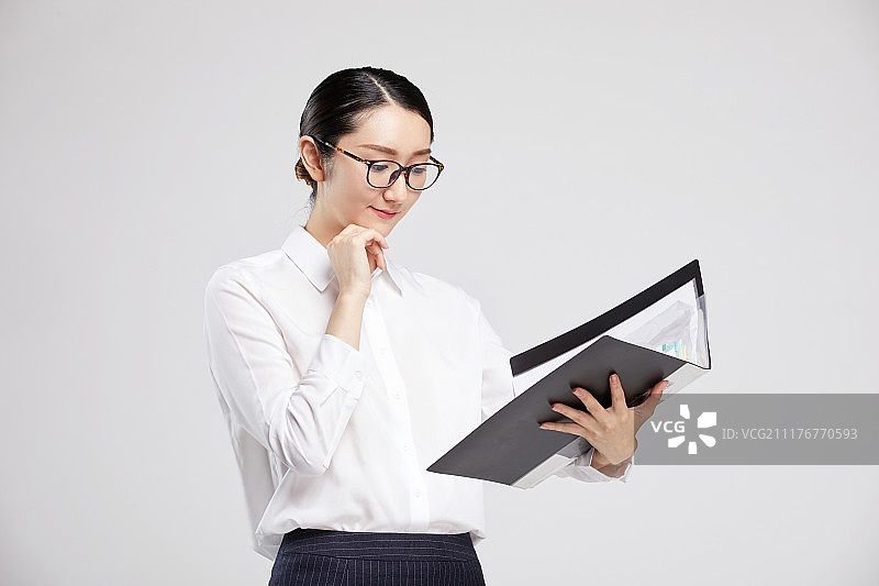 办公的年轻女性图片素材