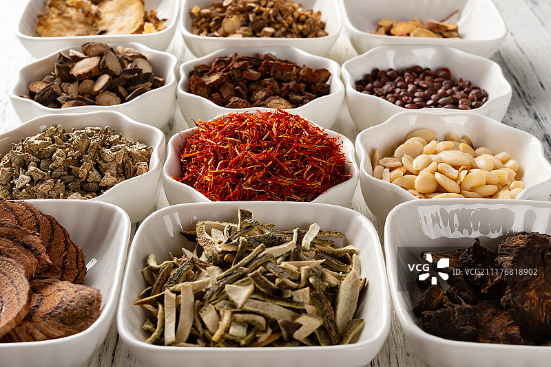 影棚拍摄大红花等多种中药整齐排列前侧角度特写图片素材