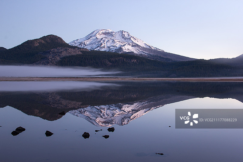 湖中倒映的山脉图片素材
