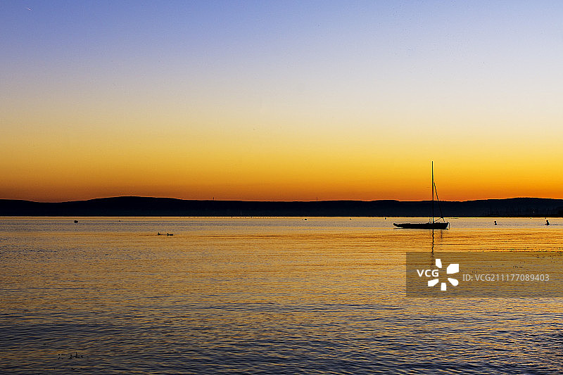 日落时分的海景与船只图片素材