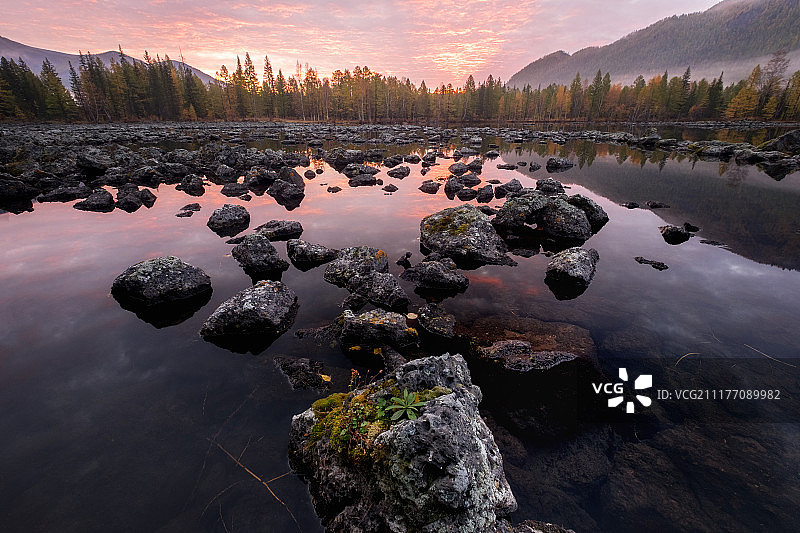 布里亚特熔岩湖上的黎明图片素材