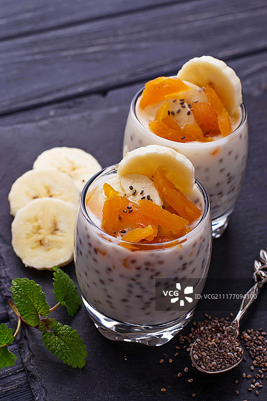 奇亚籽杏干香蕉甜点图片素材