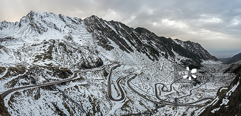 雪山中的蜿蜒道路图片素材