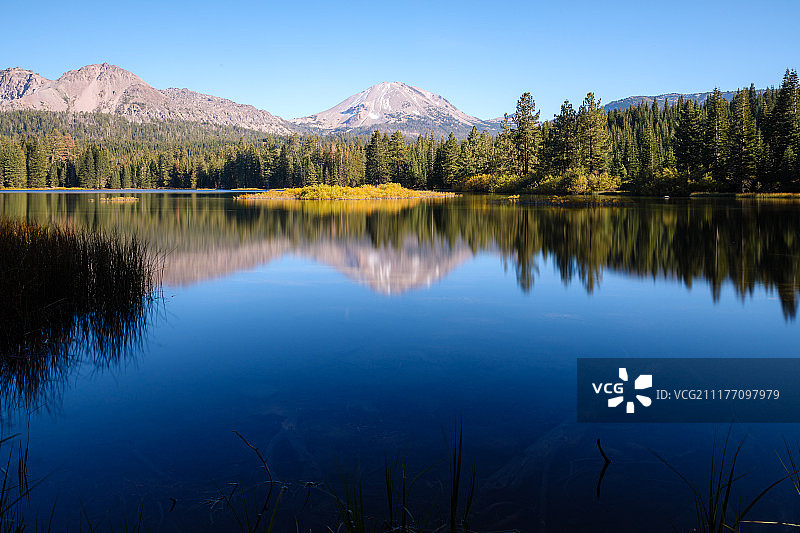 拉森峰在马尼萨尼塔湖上的倒影图片素材