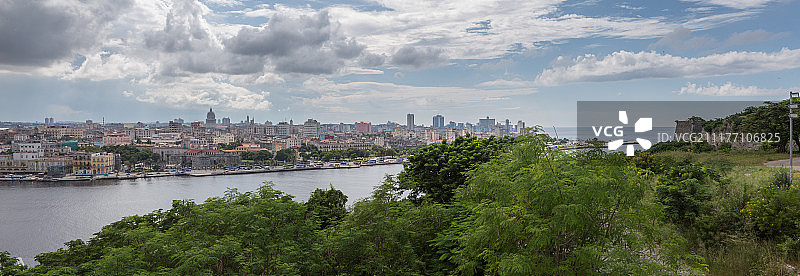 海滨城市上空的壮丽云景图片素材