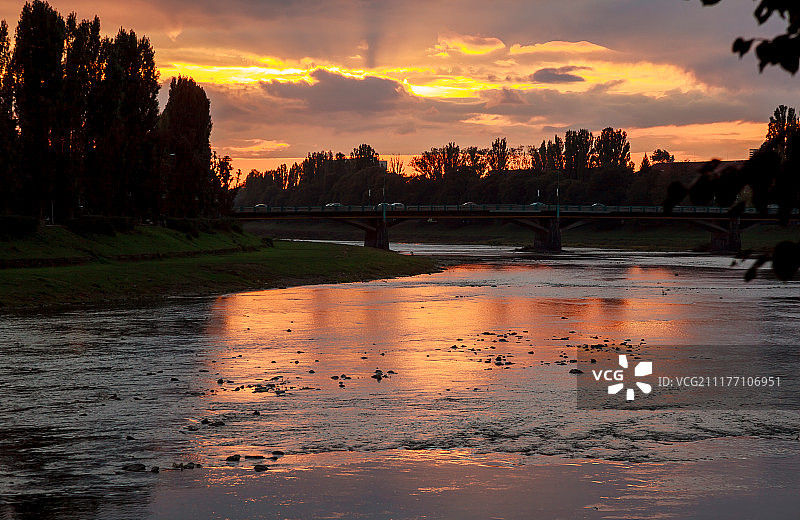 河流上的日落图片素材