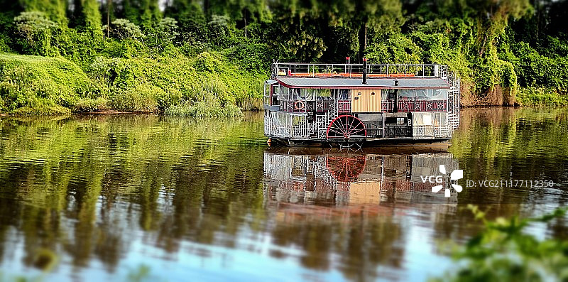 河上的蒸汽动力船图片素材