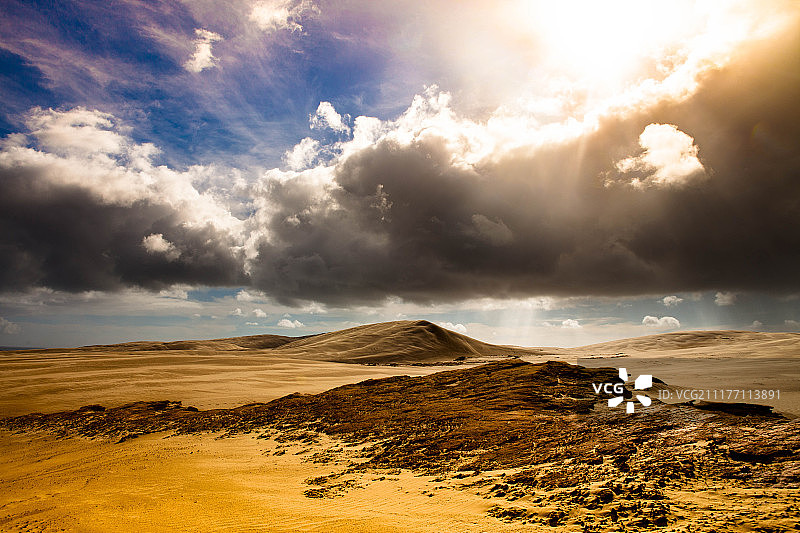 沙漠上空被照亮的浓密云层图片素材