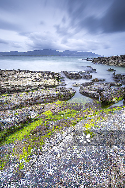 阴沉天空下的岩石海岸图片素材