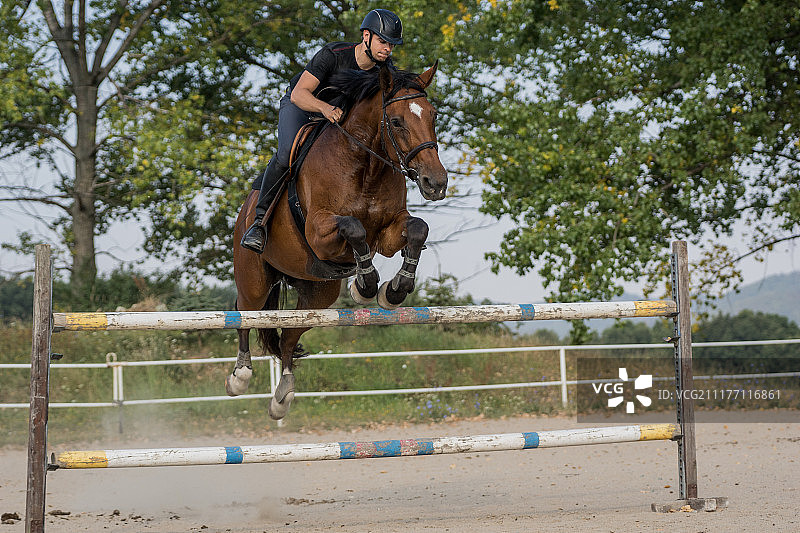 跳跃或死亡图片素材