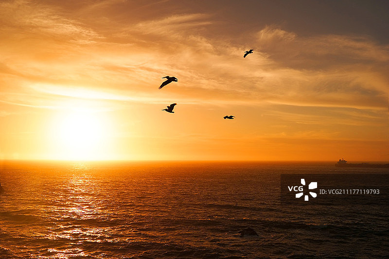 太平洋上空的日落图片素材