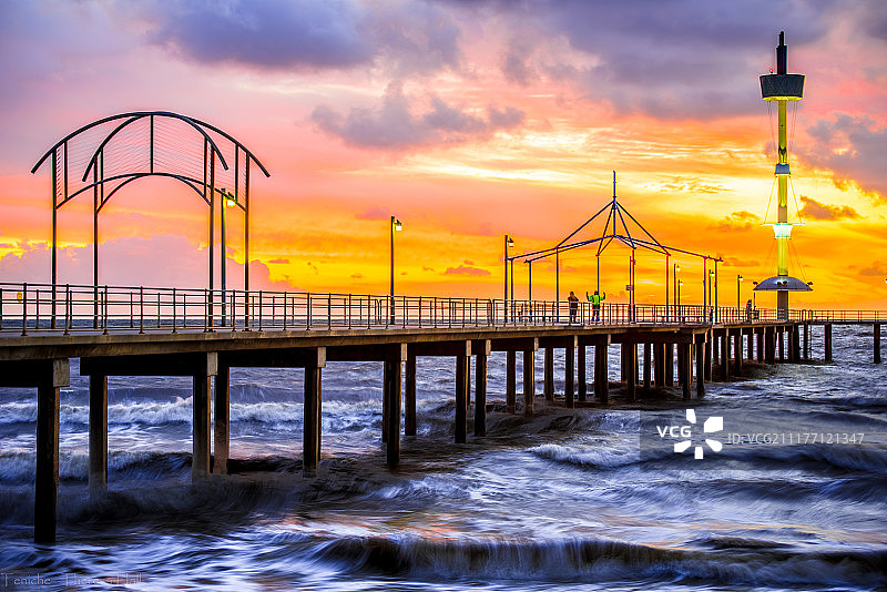澳大利亚南澳大利亚州阿德莱德布莱顿海滩码头上的日落图片素材