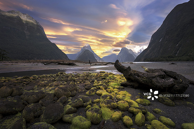 新西兰米尔福德峡湾的日落美景图片素材