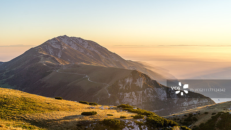日落前的巴尔多山图片素材