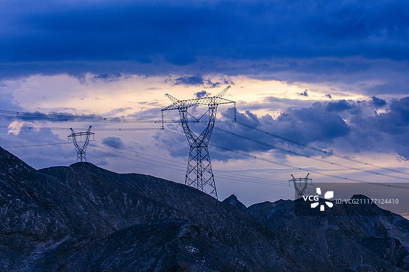 日落下的特高压输电铁塔与线路图片素材
