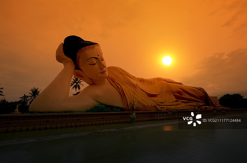 缅甸勃固夕阳卧佛图片素材