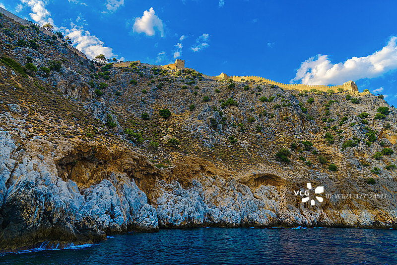 高岩上的阿拉尼亚古城堡图片素材