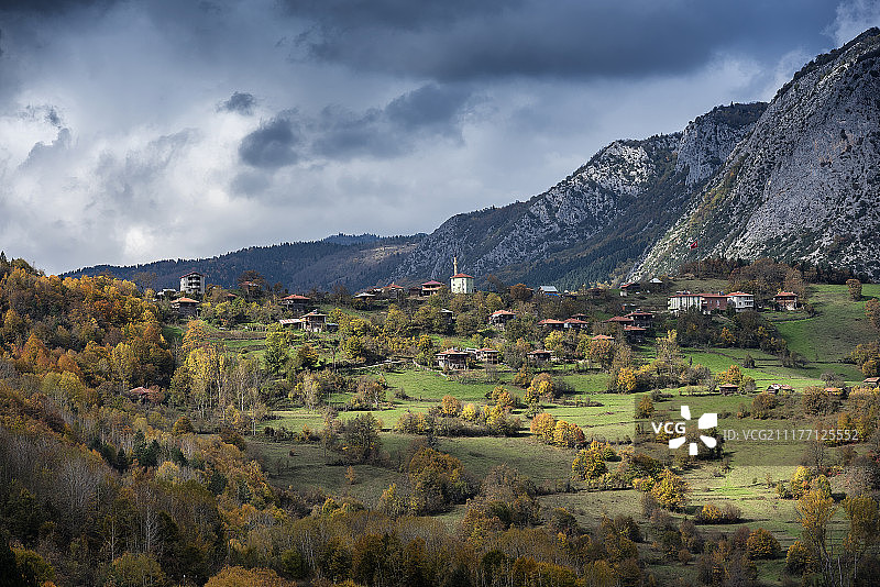 阴沉天空下的山谷小镇图片素材