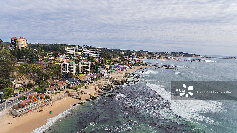 阴天下的海岸城市图片素材