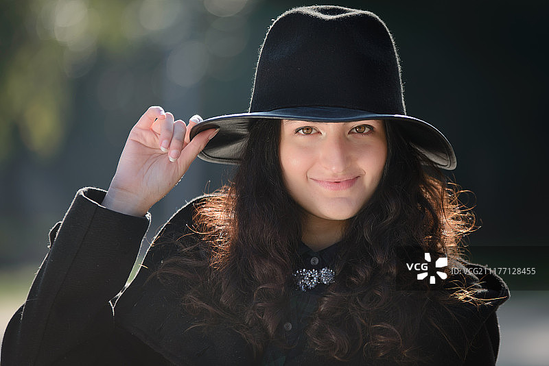 戴帽子的女人特写图片素材