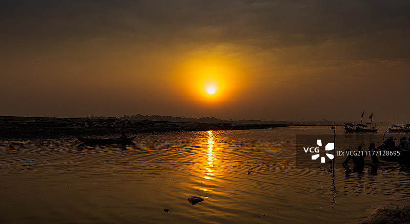 日落时分的河上船只图片素材