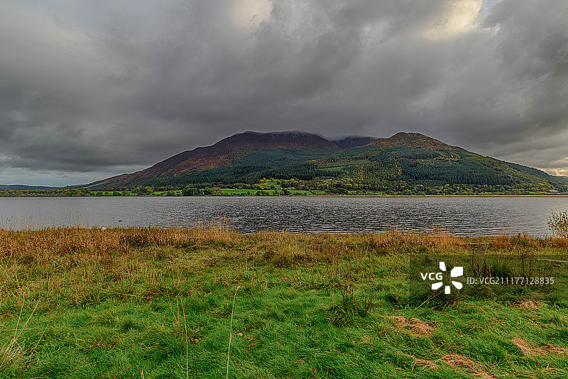 阴沉天空下的湖岸图片素材