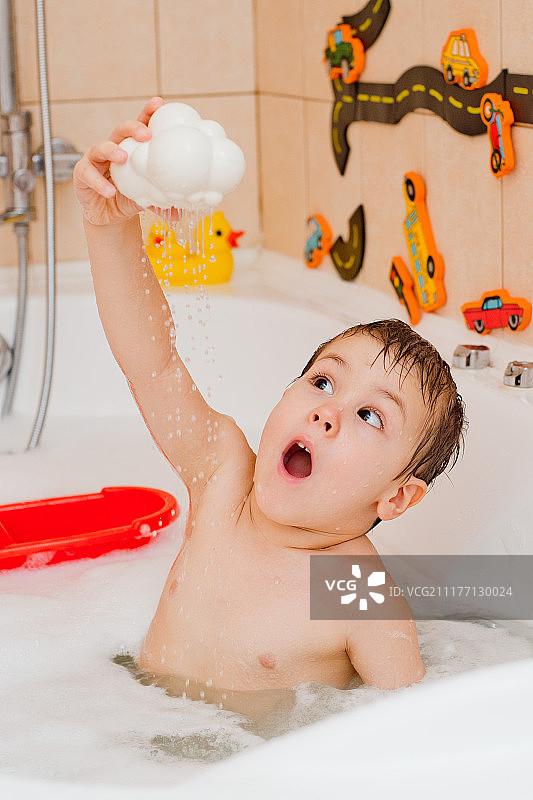小男孩在浴室玩耍图片素材
