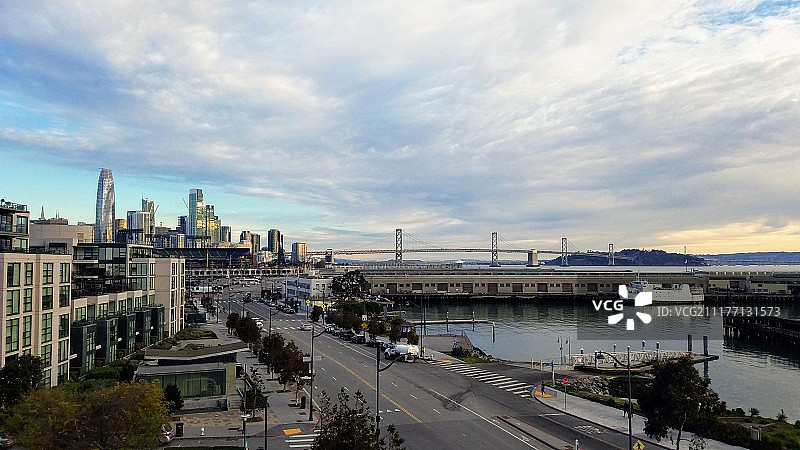 城市与河流景观图片素材