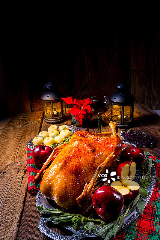 节日烤鹅配红卷心菜图片素材