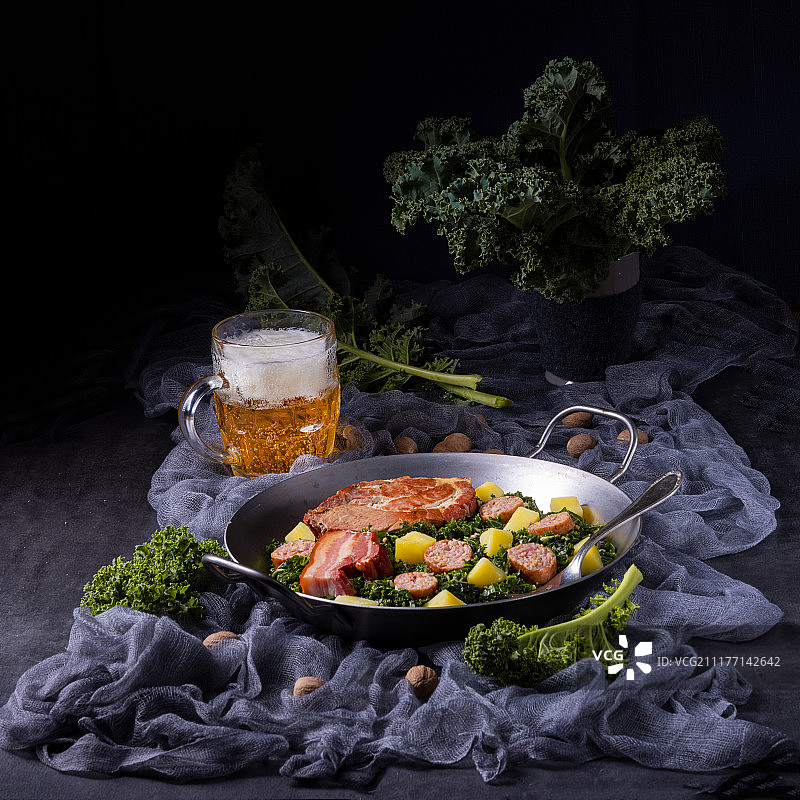 美味的羽衣甘蓝平底锅，配粉色香肠和卡斯勒猪肉图片素材