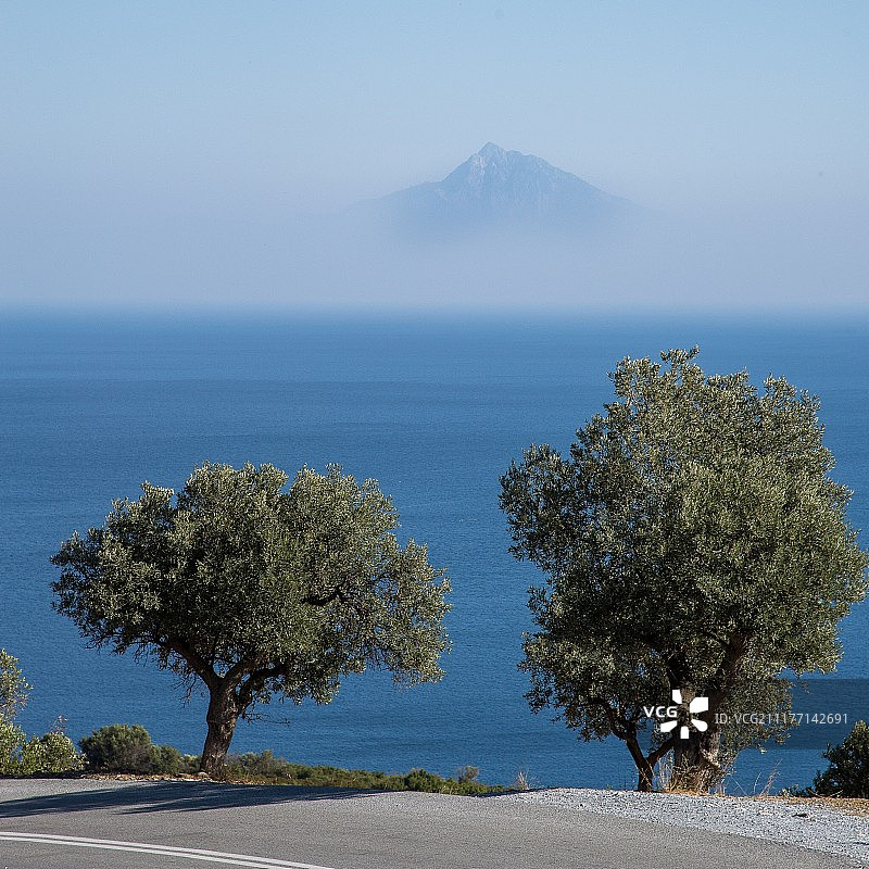 海边及雾中山上的公路和树木图片素材