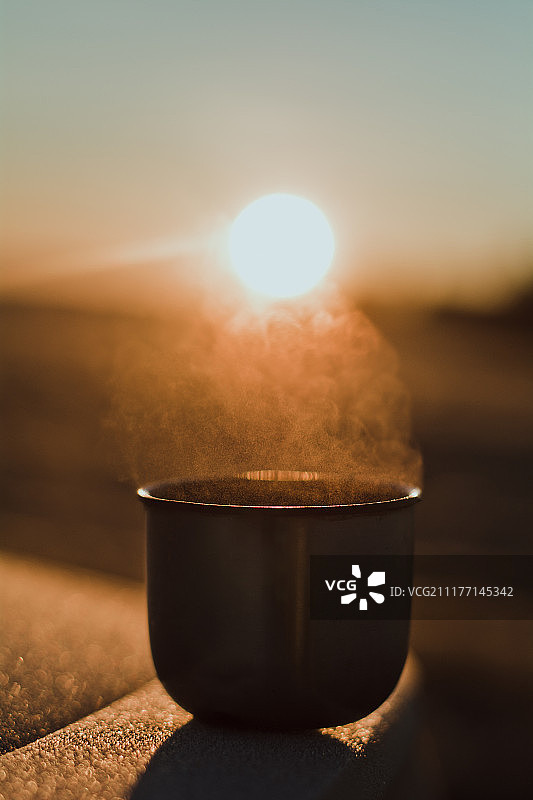 保温杯中热茶升起的蒸汽图片素材